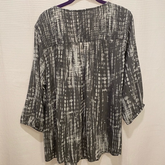 NEW✨TORRID Grey & White Crepe Smocked Blouse - Picture 5 of 11